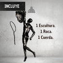 Figura De Hombre Colgado Llamativa Escultura Profesional